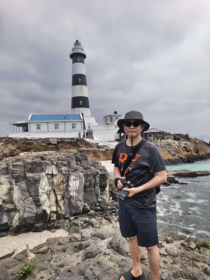 翰斯在目斗嶼燈塔前留下的跳島秘境踩線任務完成紀念照