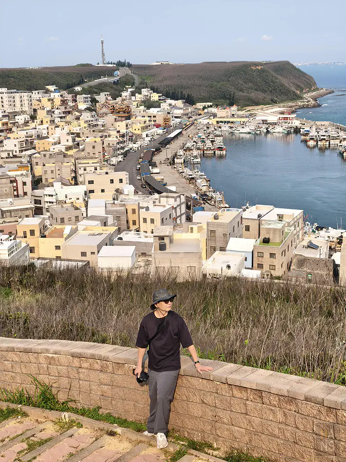 翰斯在外垵漁港停車場旁暸望處與澎湖小希臘絕美海港背景的帥氣合影