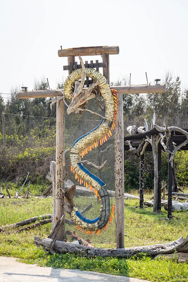 龍門閉鎖陣地入口處的巨大龍形藝術裝置與書法字樣