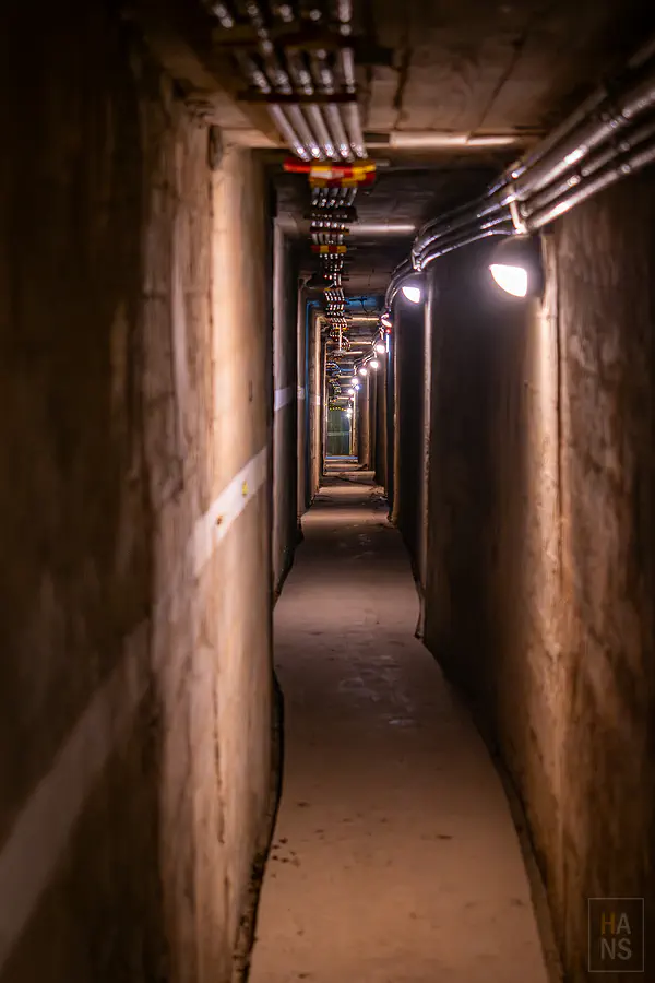 龍門閉鎖陣地內部綿延且狹窄的軍事坑道走廊