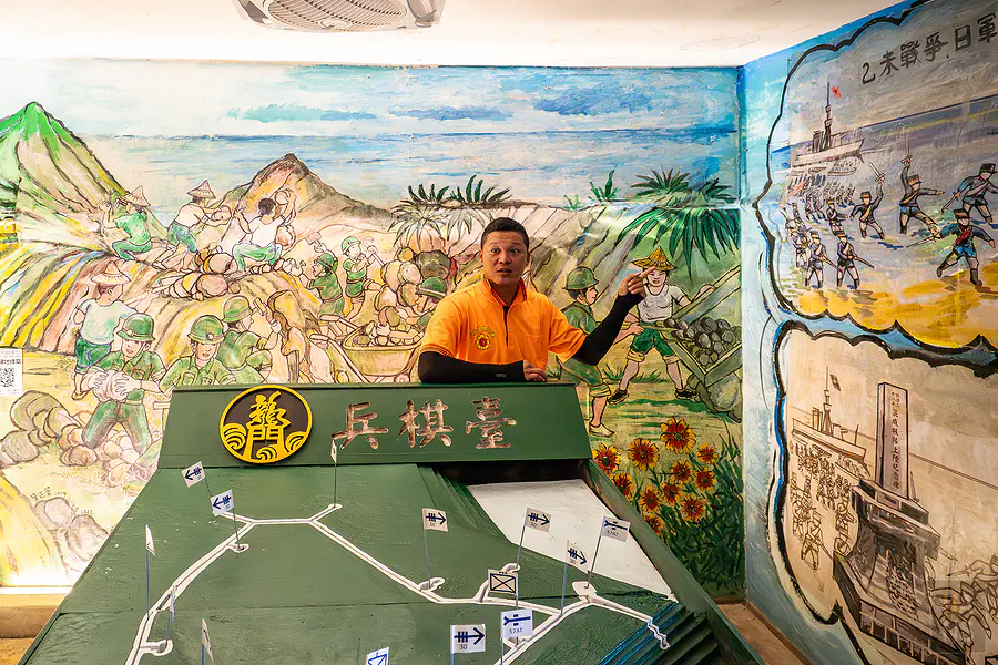 專業導覽老師在龍門閉鎖陣地兵棋台前進行解說