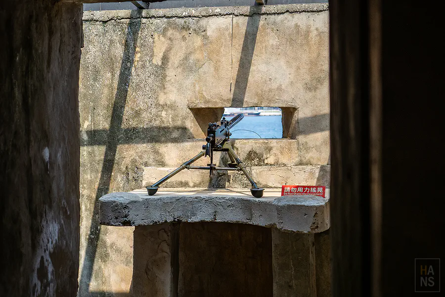 龍門閉鎖陣地內對準海港射口架設的重機槍