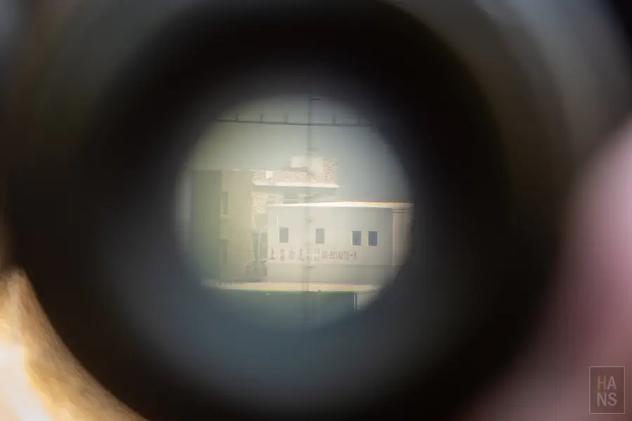 從龍門閉鎖陣地望遠鏡射口看出去的海港監控畫面