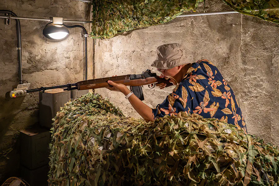 翰斯在龍門閉鎖陣地內體驗操作經典的57步槍