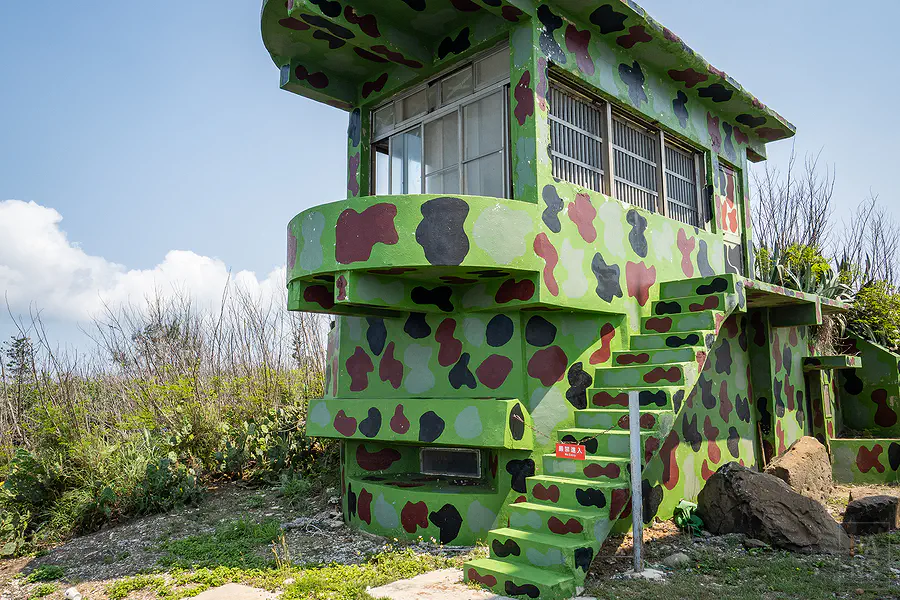 龍門閉鎖陣地出口處色彩鮮艷的迷彩風監視哨所