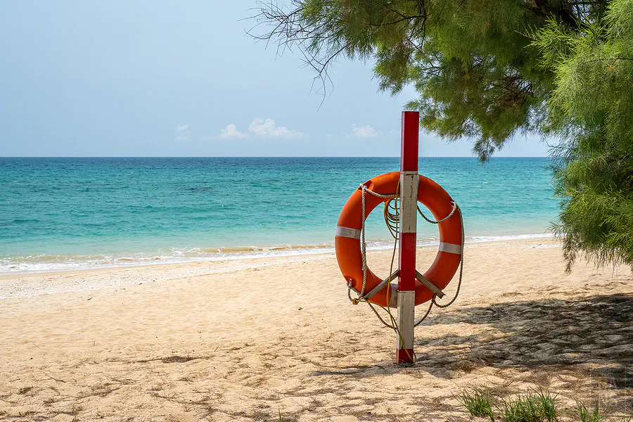 林投金沙灘上的橘色救生圈與清澈湛藍海水