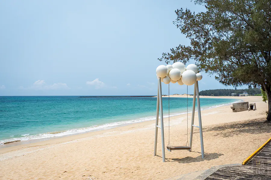 林投金沙灘上超好拍的白色雲朵造型鞦韆
