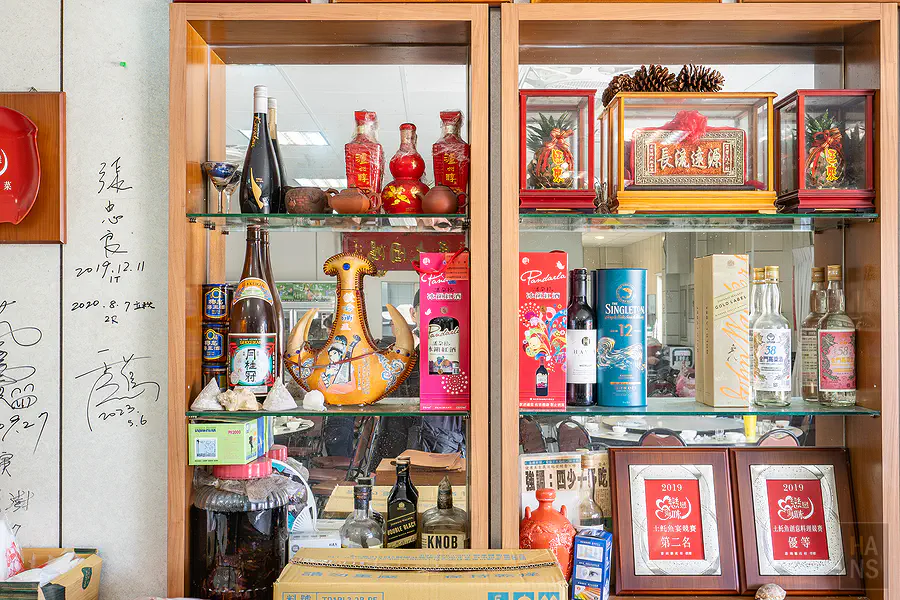 隘門馨鱻小館櫃子上的名酒收藏與獲獎獎牌