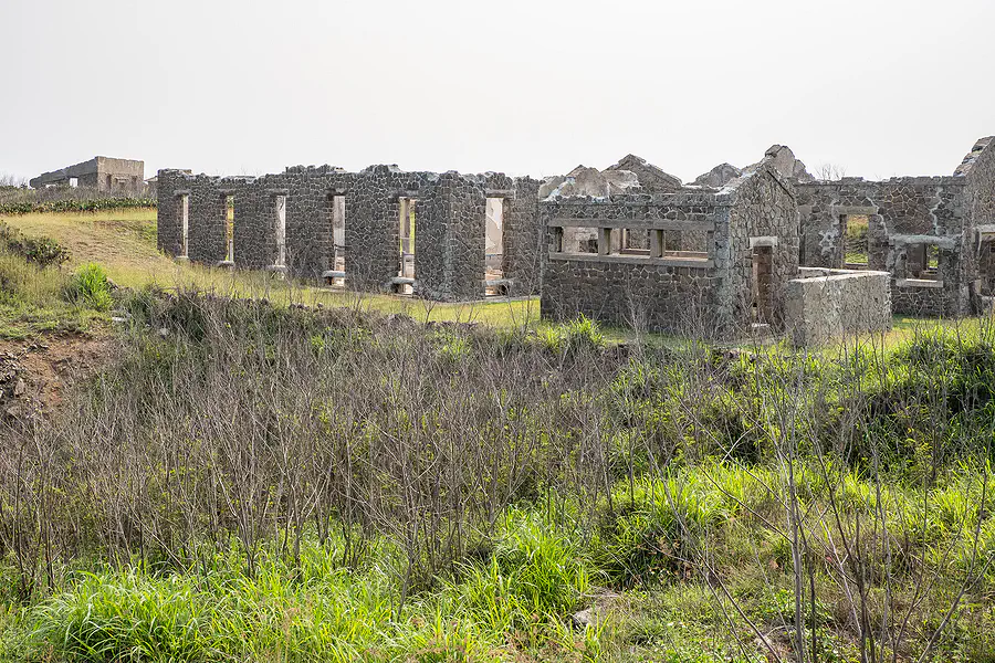 外垵漁港三仙台旁充滿歷史滄桑感的廢棄軍事碉堡與斑駁石牆遺跡