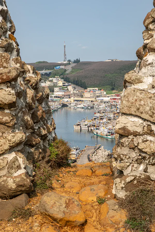 從廢棄碉堡的石牆縫隙間望出去宛如畫框般的外垵漁港靜謐美麗海景