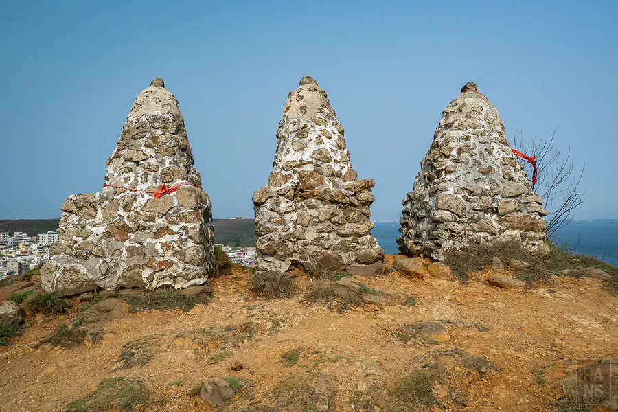 外垵漁港高處以傳統玄武岩堆砌而成的三仙台石塔也是當地的信仰象徵