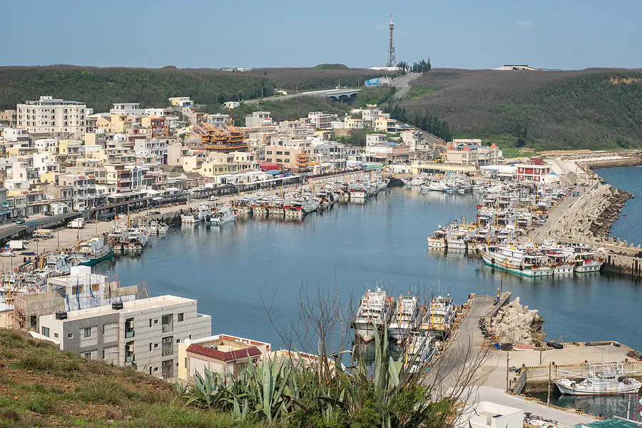 居高臨下俯瞰被譽為澎湖小希臘的外垵漁港白色建築群與湛藍寧靜海灣