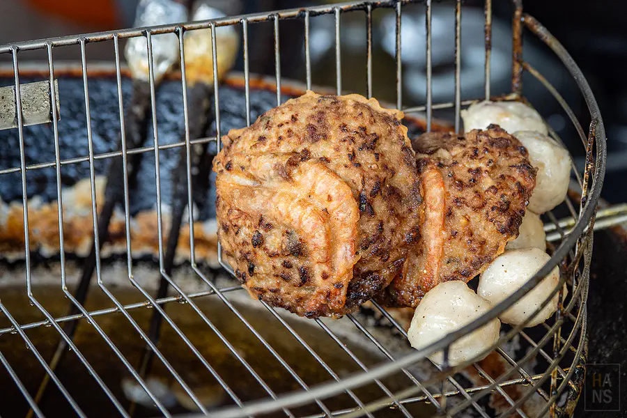 隱身在外垵社區內的阿枝炸粿，是在地人與遊客都愛的高人氣平民小吃