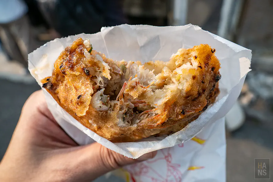 在熱油中翻滾炸至金黃酥脆的外垵炸粿，香氣四溢令人垂涎三尺