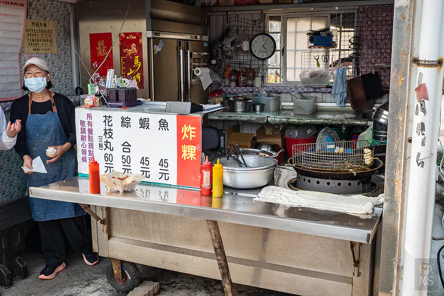 剛起鍋熱騰騰的外垵炸粿，金黃酥脆的外皮看著就讓人食指大動