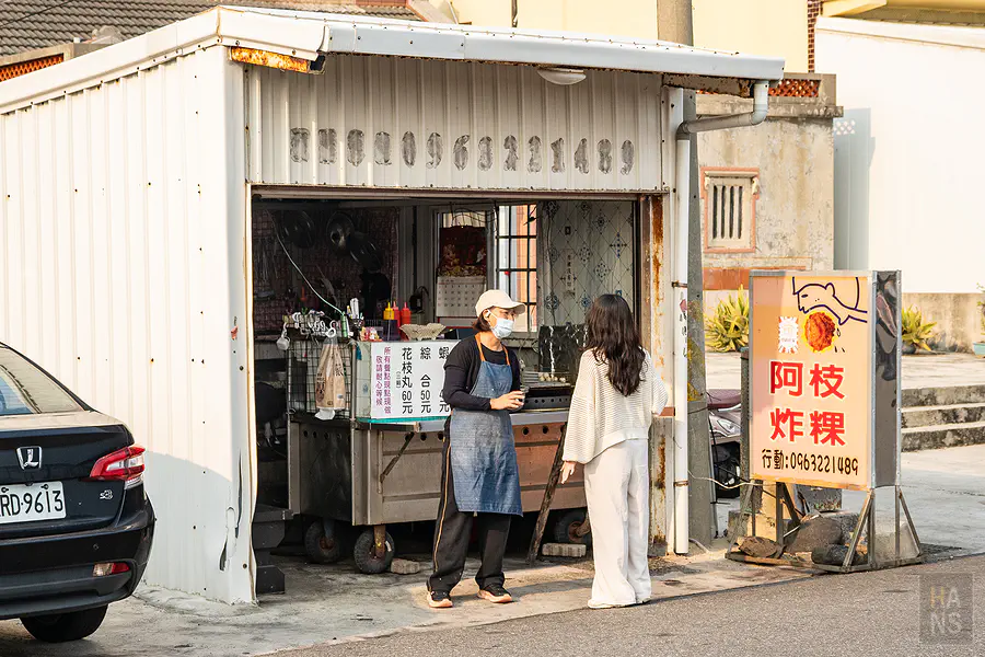 一口咬下炸粿，裡頭滿滿的鮮甜高麗菜與澎湖海味，口感豐富扎實