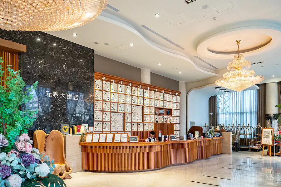 元泰大飯店寬敞舒適的四人房型，溫潤木質地板讓人感到放鬆