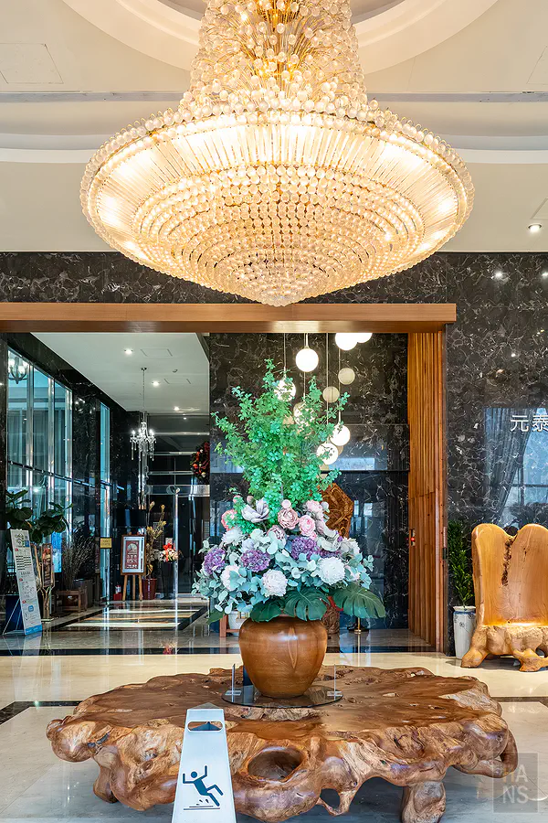 乾濕分離設計的現代化質感衛浴空間，設備齊全且乾淨明亮