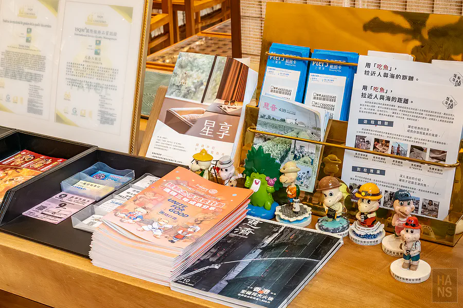 元泰大飯店大廳提供豐富的澎湖旅遊文宣與可愛公仔