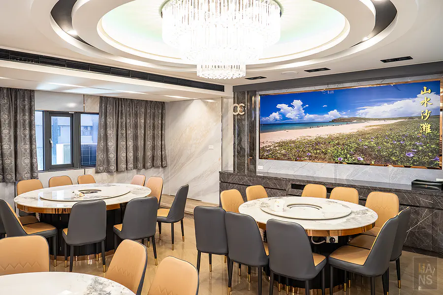 滿滿一大鍋用料實在的鮮美海鮮湯，喝下去每一口都是大海的精華