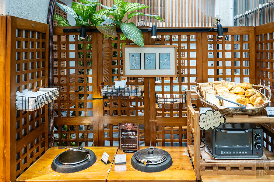 元泰大飯店自助早餐區提供的各式烤麵包與熱湯