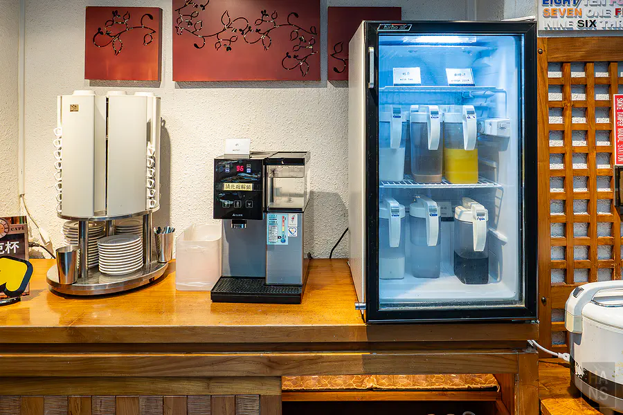 自助早餐區實用的咖啡機與多款冷飲選擇