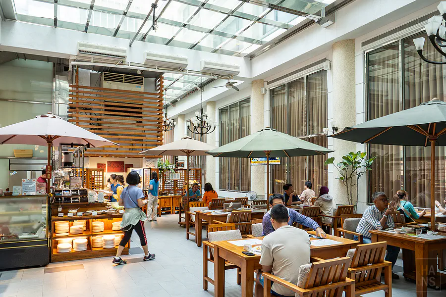 旅客在明亮優閒的玻璃屋餐廳享用豐盛的自助早餐