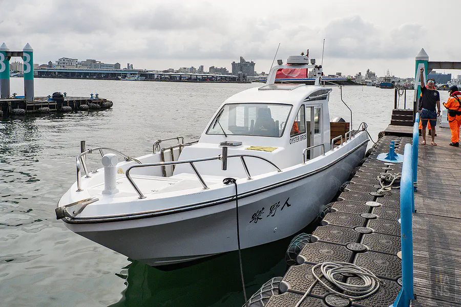 從遊艇船頭視角遠眺前方橫跨海面的澎湖跨海大橋壯觀全景