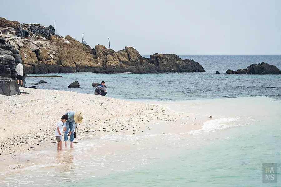 翰斯走在目斗嶼通往燈塔的石道步道上感受秘境海島氛圍