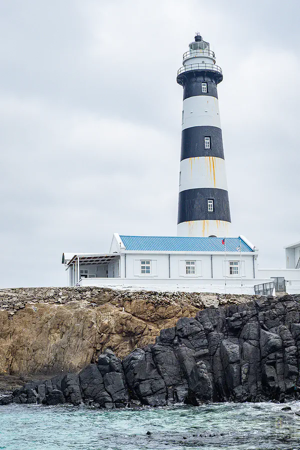 藍天白雲襯托下黑白相間的目斗嶼燈塔高聳挺拔的優美身影