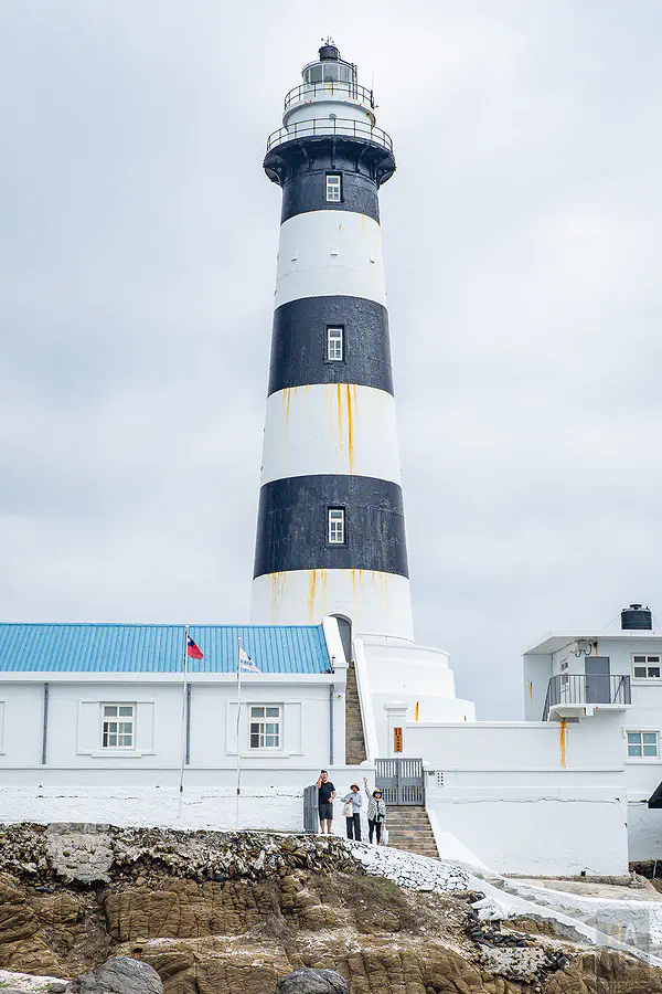 站在目斗嶼燈塔基座處仰望塔身在艷陽照射下的視覺衝擊感