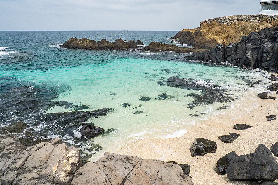 俯瞰目斗嶼四周晶瑩剔透的海域與層次分明的深淺藍色海水