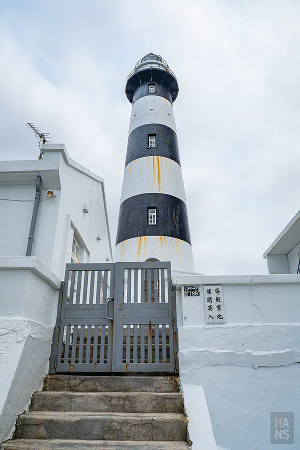 目斗嶼岸邊黝黑玄武岩礁石與不斷湧入的清澈純淨海浪