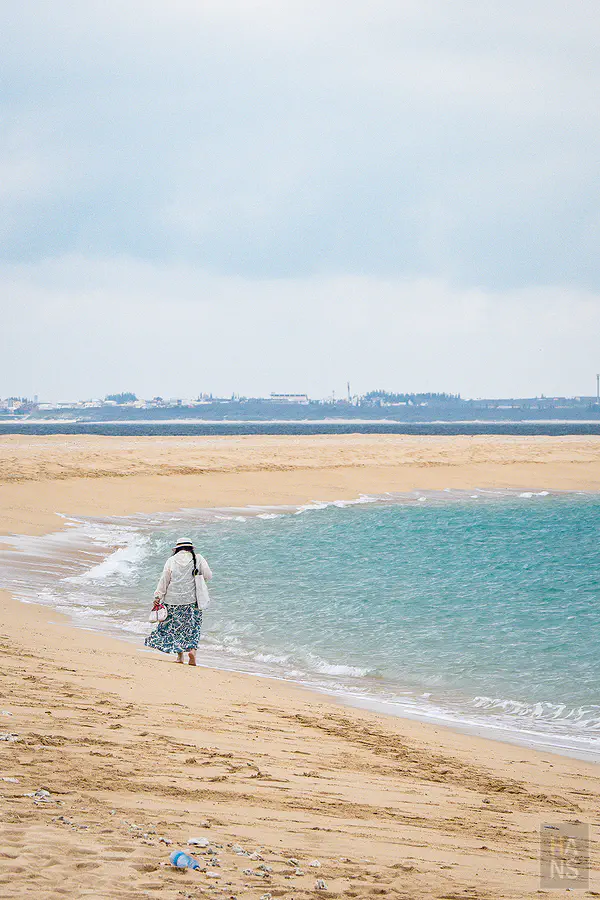 漫步在寬廣無際的吉貝沙尾白色沙灘上享受海島度假氛圍