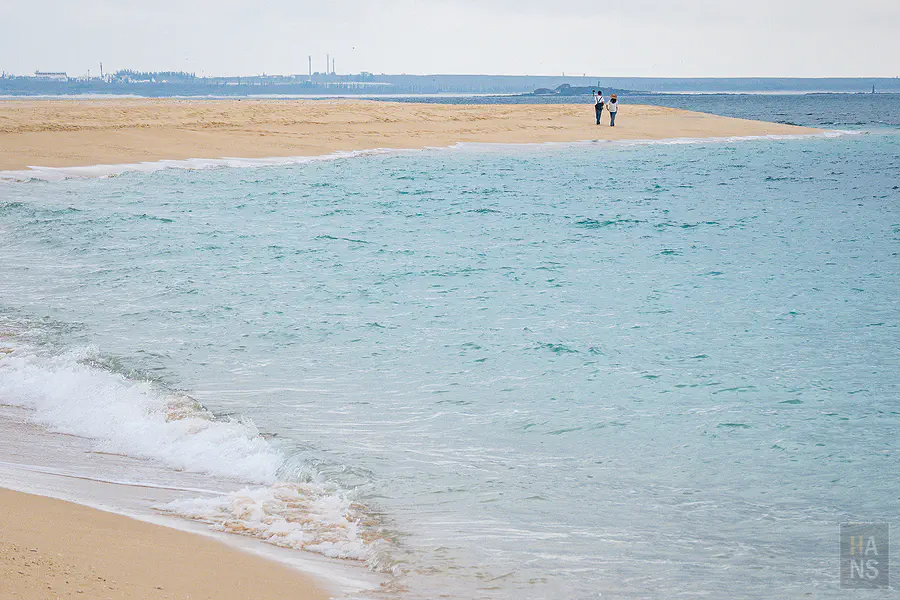吉貝沙尾上許多遊客正在戲水踏浪享受歡樂的午後時光