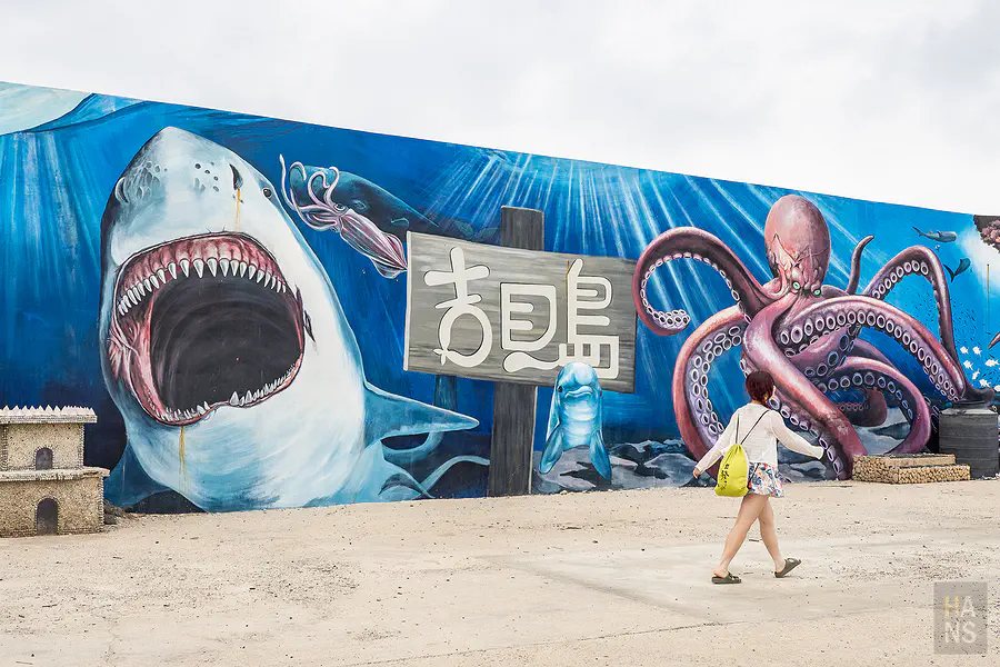 陽光直射下吉貝沙尾呈现出的透明淺藍與深藍漸層色海水