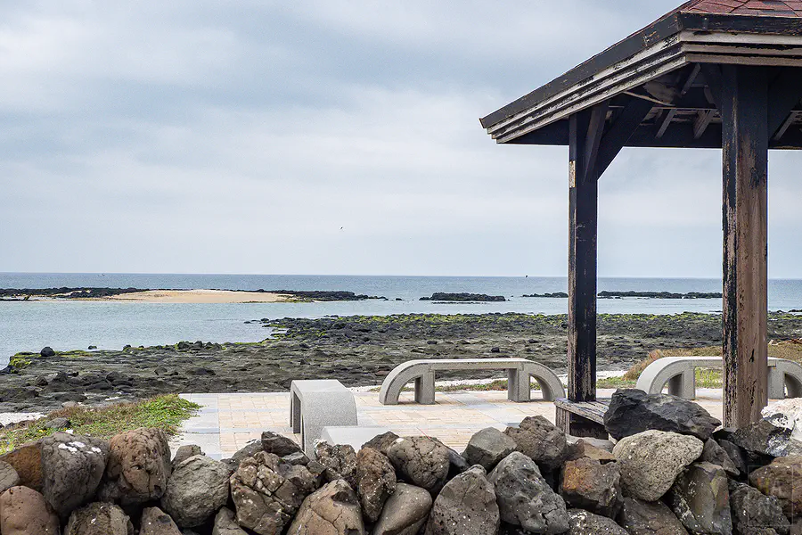 從吉貝環島公路的制高點遠眺海面上隱約可見的目斗嶼燈塔