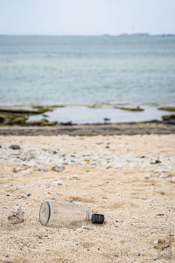 吉貝岸邊獨特的礁岩景觀與海平面彼端遙遙相對的燈塔