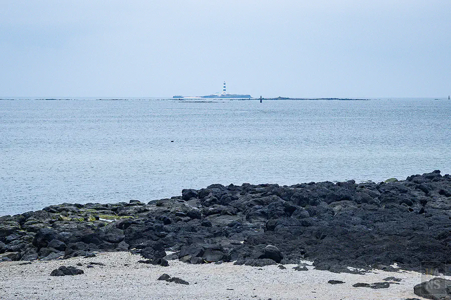 在吉貝的海邊長廊靜靜遠望澎湖極北之地的目斗嶼身影