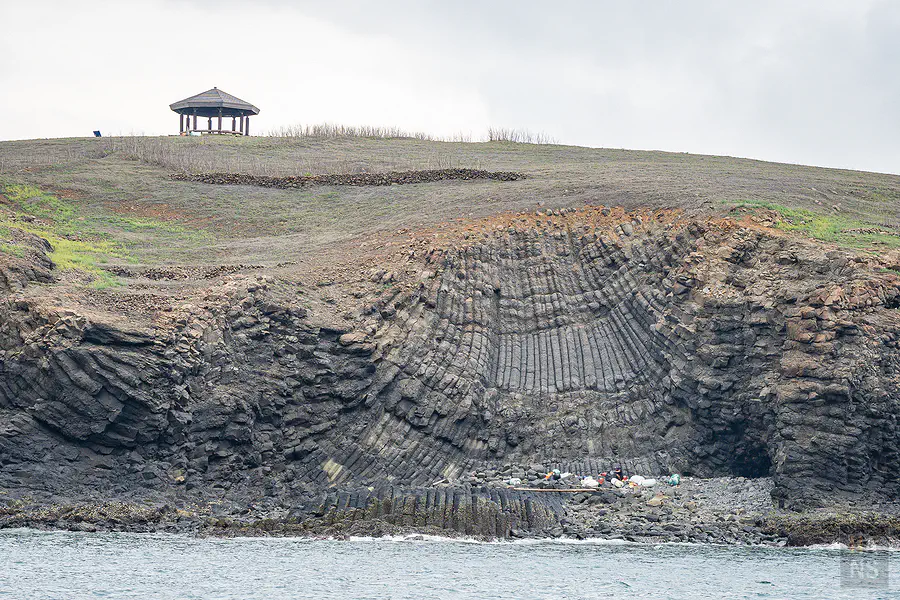工作人員正在教導遊客如何安全地站上SUP槳板開始划行
