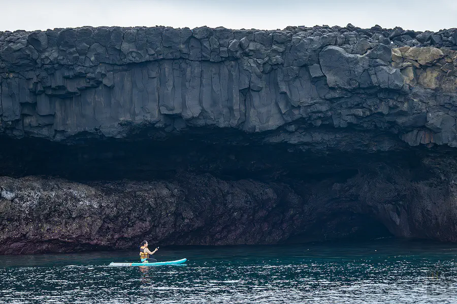 在波平如鏡的海面上划行SUP享受身心靈徹底放鬆的片刻