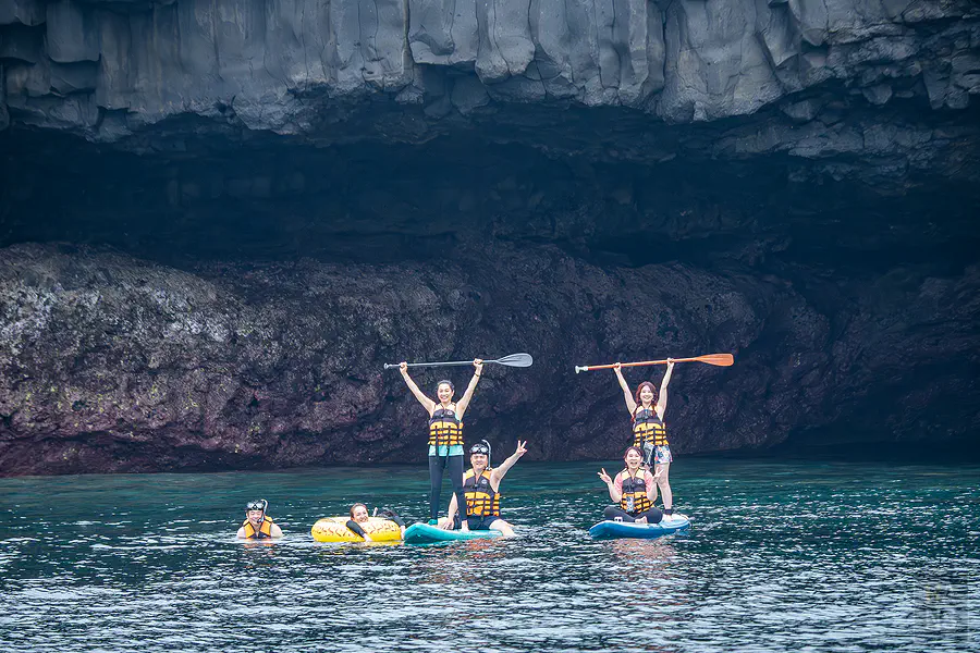 近距離觀看鐵砧嶼海蝕洞石壁上層次分明的天然紋路與色澤