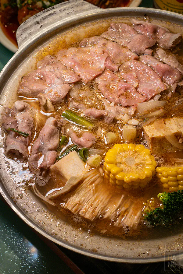 料多實在的熱騰騰豬肉蔬菜火鍋湯品