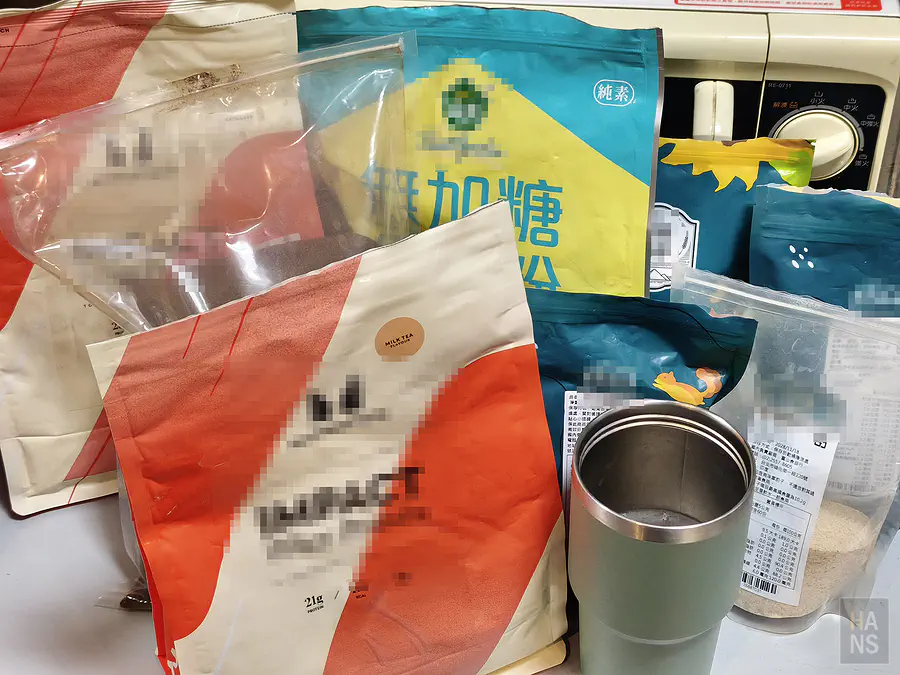 翰斯工作室裡的減重補給品大集合，包含奇亞籽、洋車前子、乳清蛋白等多種粉包