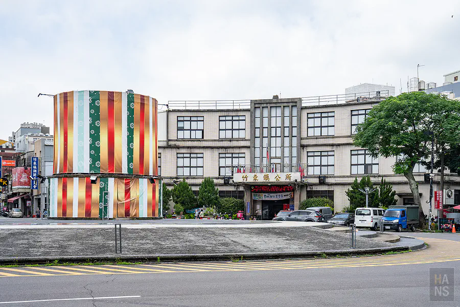 圓環旁的竹東鎮公所建築外觀