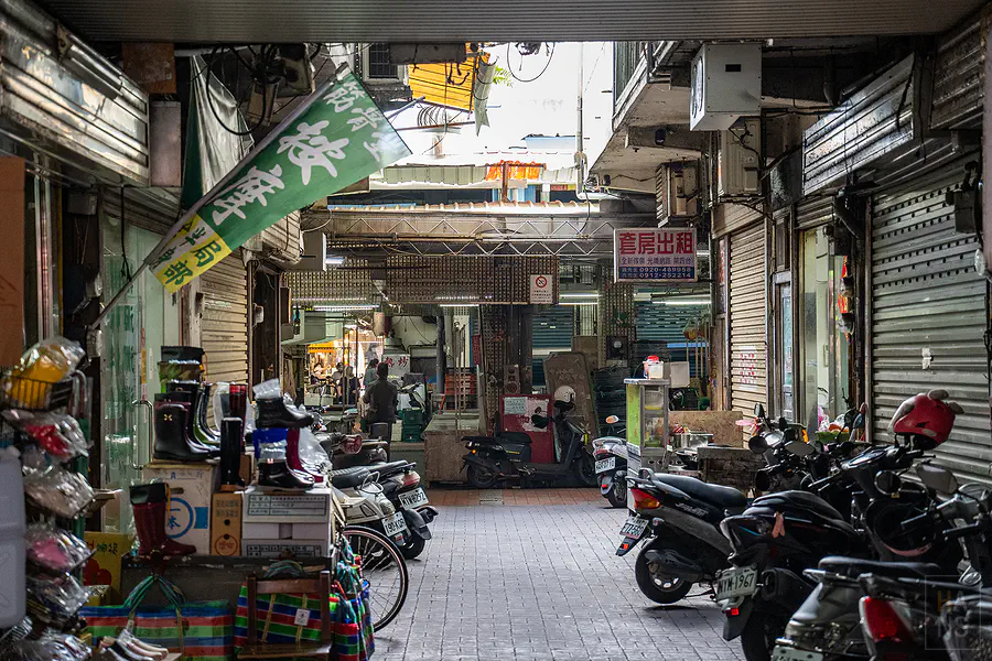 竹東中央市場巷弄與熱鬧的攤販街景