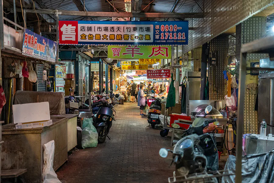 竹東市場內豐富多元的攤商街景