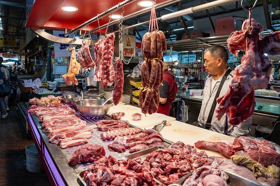 市場內掛滿新鮮肉品的傳統肉攤