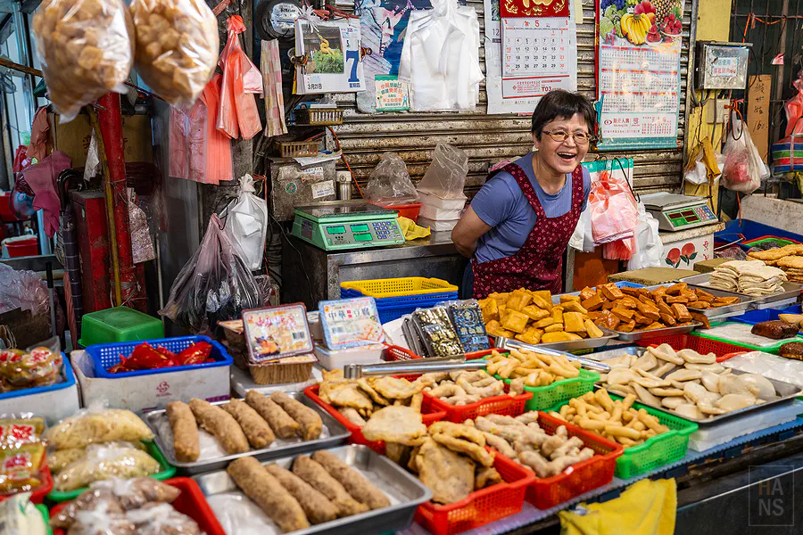 笑容親切的市場素食與豆製品攤販老闆娘
