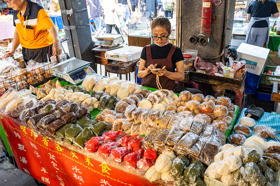 擺滿手工菜包與艾草粿的客家米食攤位